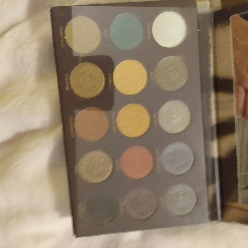 NIB Nomad pallet